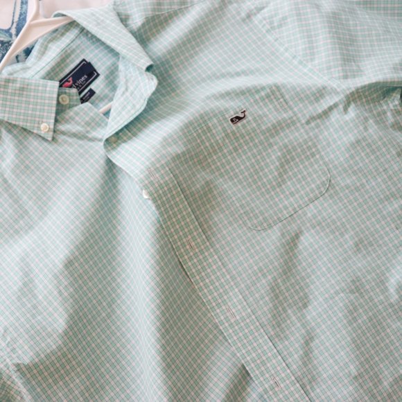 Short Sleeved buttoned down vineyard vines shirt. - Picture 2 of 4